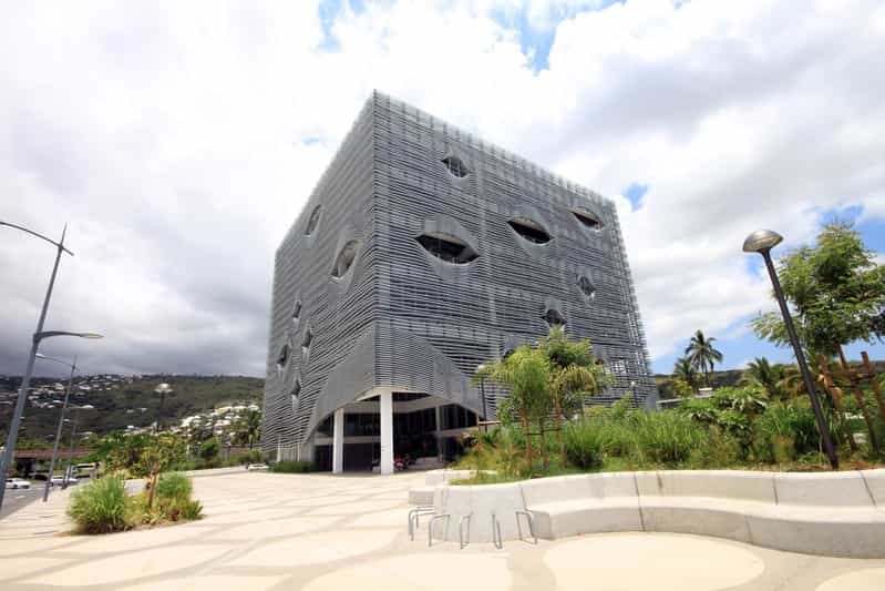 brise soleil métallique - Médiathèque - Saint Paul de la Réunion