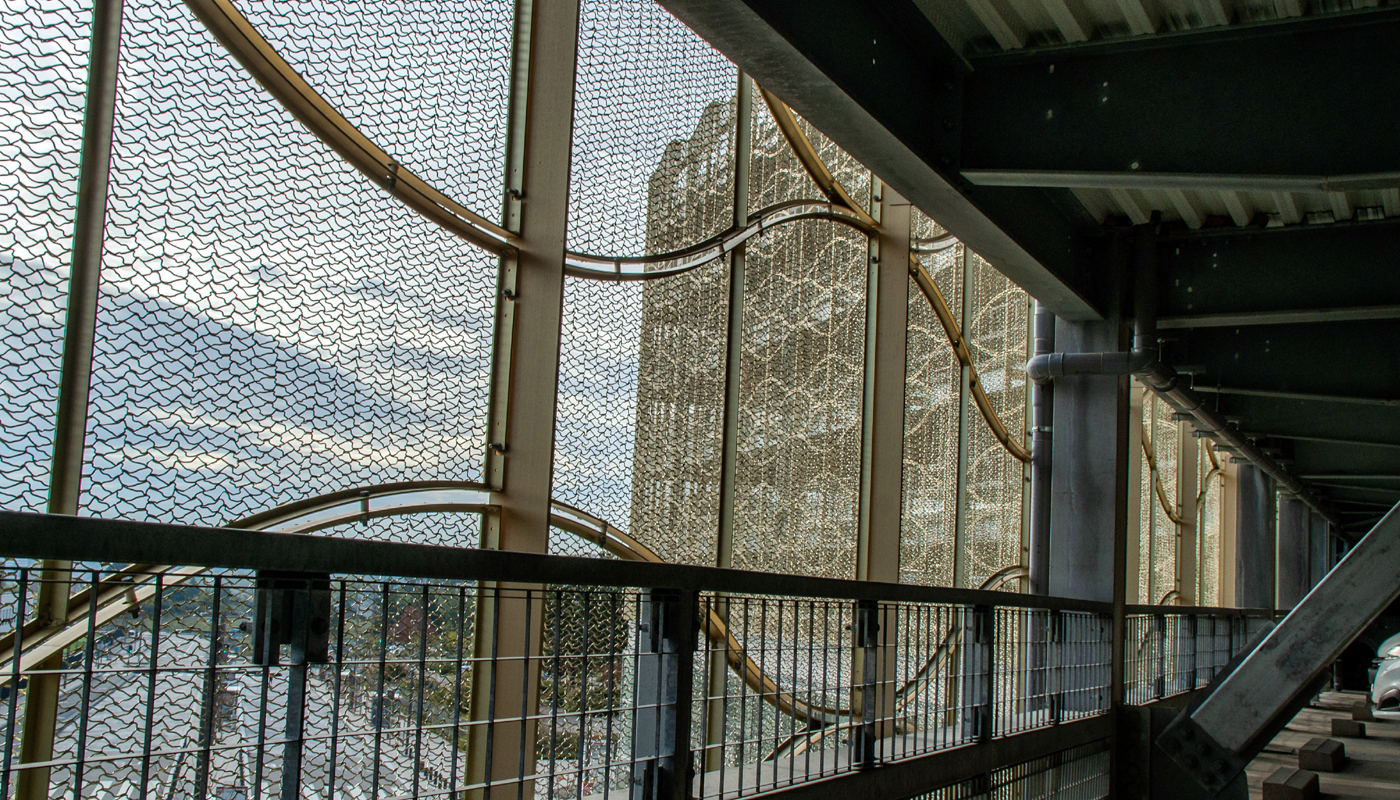 Facade resille metallique du Parc Relais Métro Hôpital Sud - Saint Genis Laval (69)