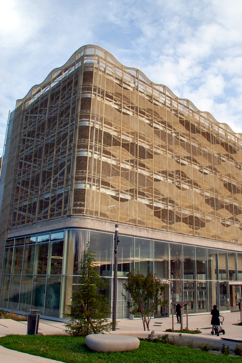 Résille métallique façade du Parc Relais Métro Hôpital Sud - Saint Genis Laval (69)