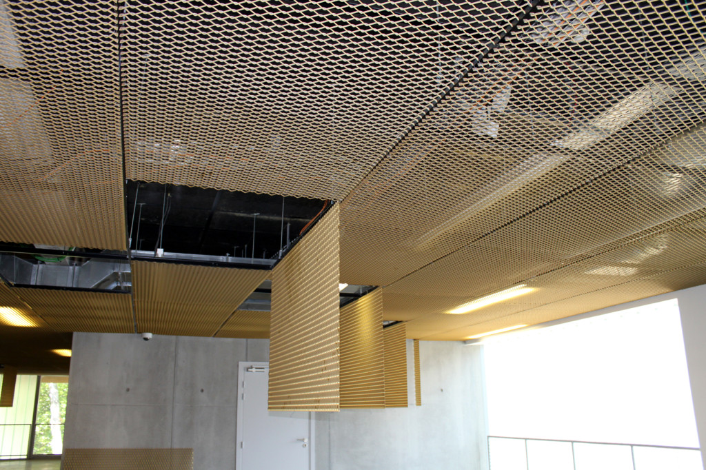 Afracom_edhec_lile_plafond_metal_deploye_ouvrant