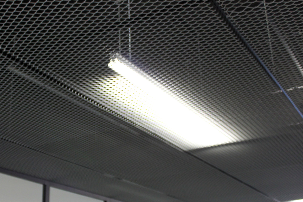 Afracom_edhec_lile_plafond_metal_deploye_eclairage