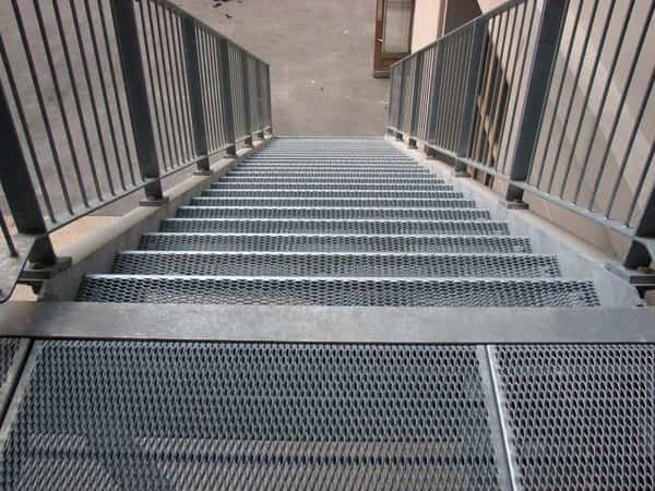 caillebotis métallique - marche d'escalier