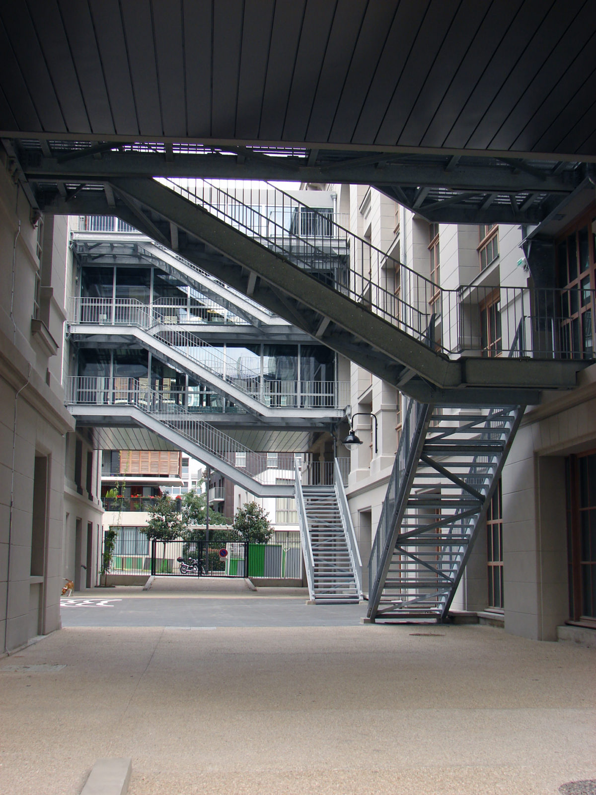 bardage métallique - Escaliers Paris Diderot